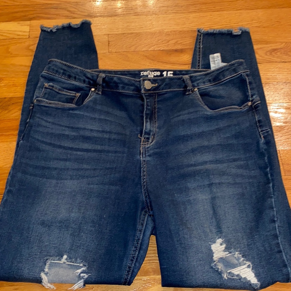 Refuge rio distressed